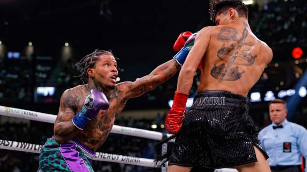 Davis throws a punch at Garcia in Las Vegas on Apr 22, 2023. (Esther Lin/SHOWTIME)